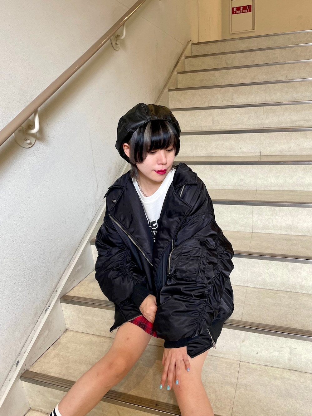 レッド系のその他パンツ、ホワイト系のTシャツ/カットソー、ブラック系のMA-1を着用したレディースの夏コーディネートの10枚目の写真