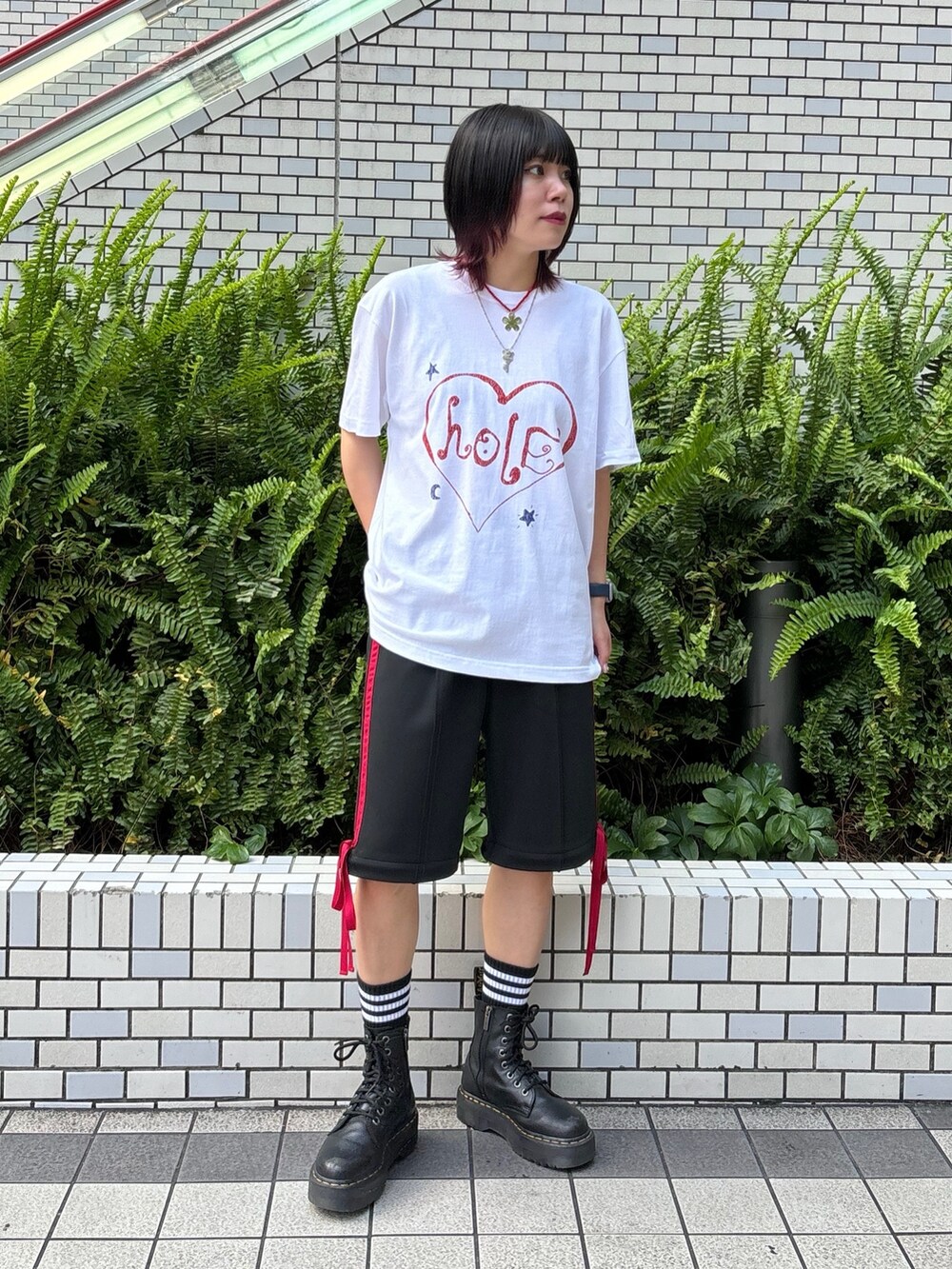 ホワイト系のTシャツ/カットソー、ブラック系のその他パンツ、シルバー系のネックレスを着用したレディースの春コーディネートの2枚目の写真