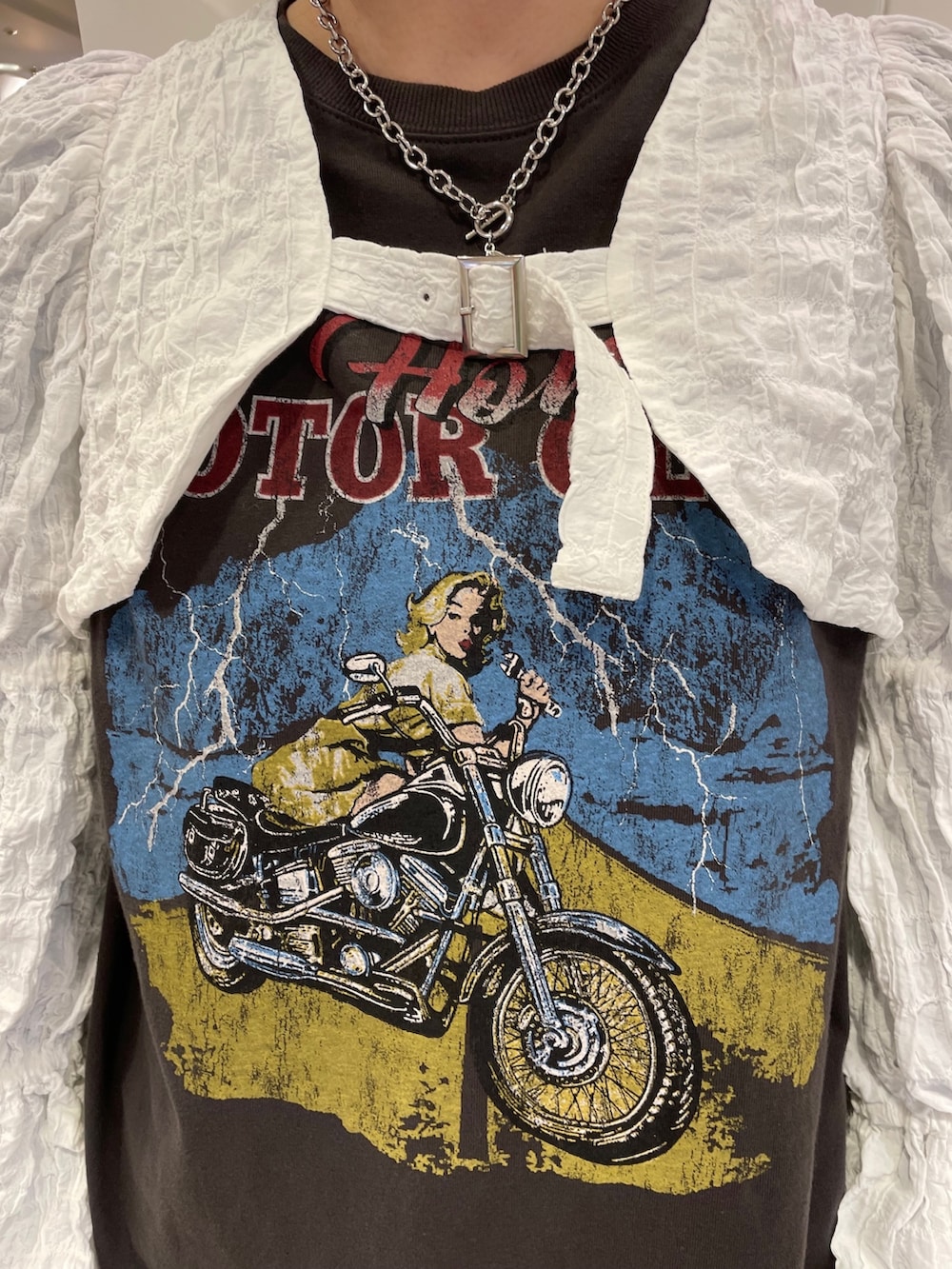 ブラック系のTシャツ/カットソー、ピンク系のショルダーバッグ、ホワイト系のカーディガン/ボレロを着用したレディースの冬コーディネートの7枚目の写真