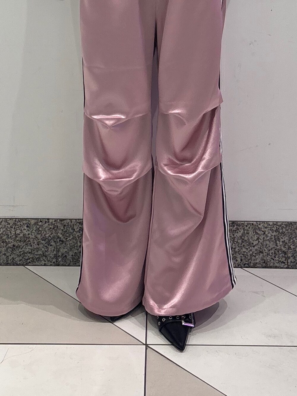 ピンク系のその他パンツ、ブルー系のニット/セーター、ブラック系のTシャツ/カットソーを着用したレディースの冬コーディネートの8枚目の写真