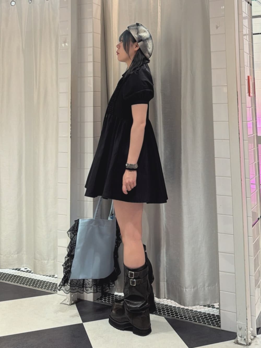 ブルー系のトートバッグ、ブラック系のワンピース、ブラック系のネクタイを着用したレディースの夏コーディネートの2枚目の写真