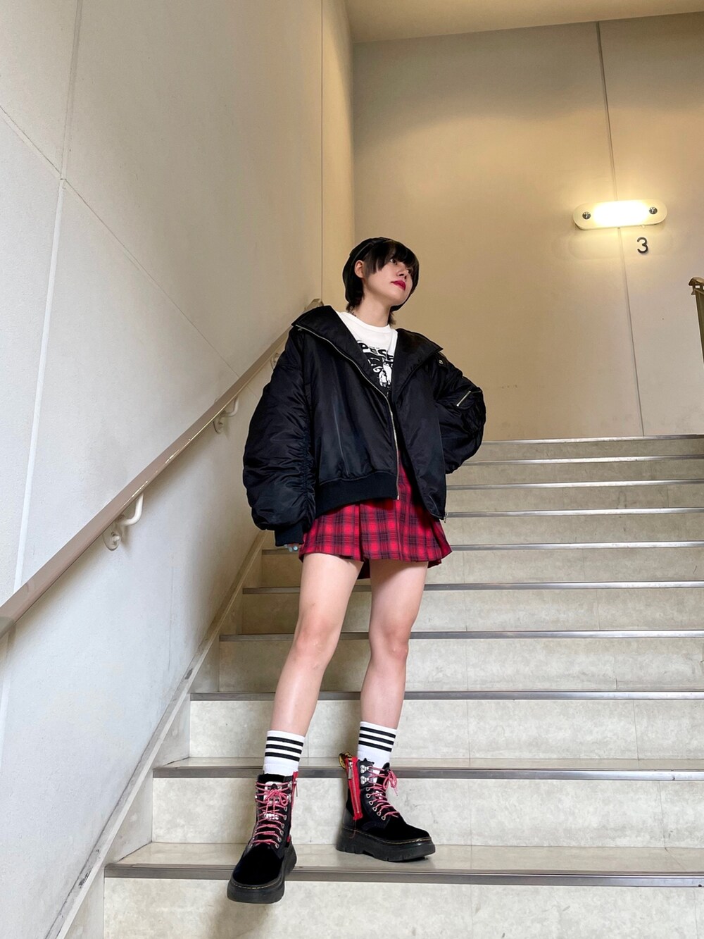 レッド系のその他パンツ、ホワイト系のTシャツ/カットソー、ブラック系のMA-1を着用したレディースの夏コーディネートの7枚目の写真