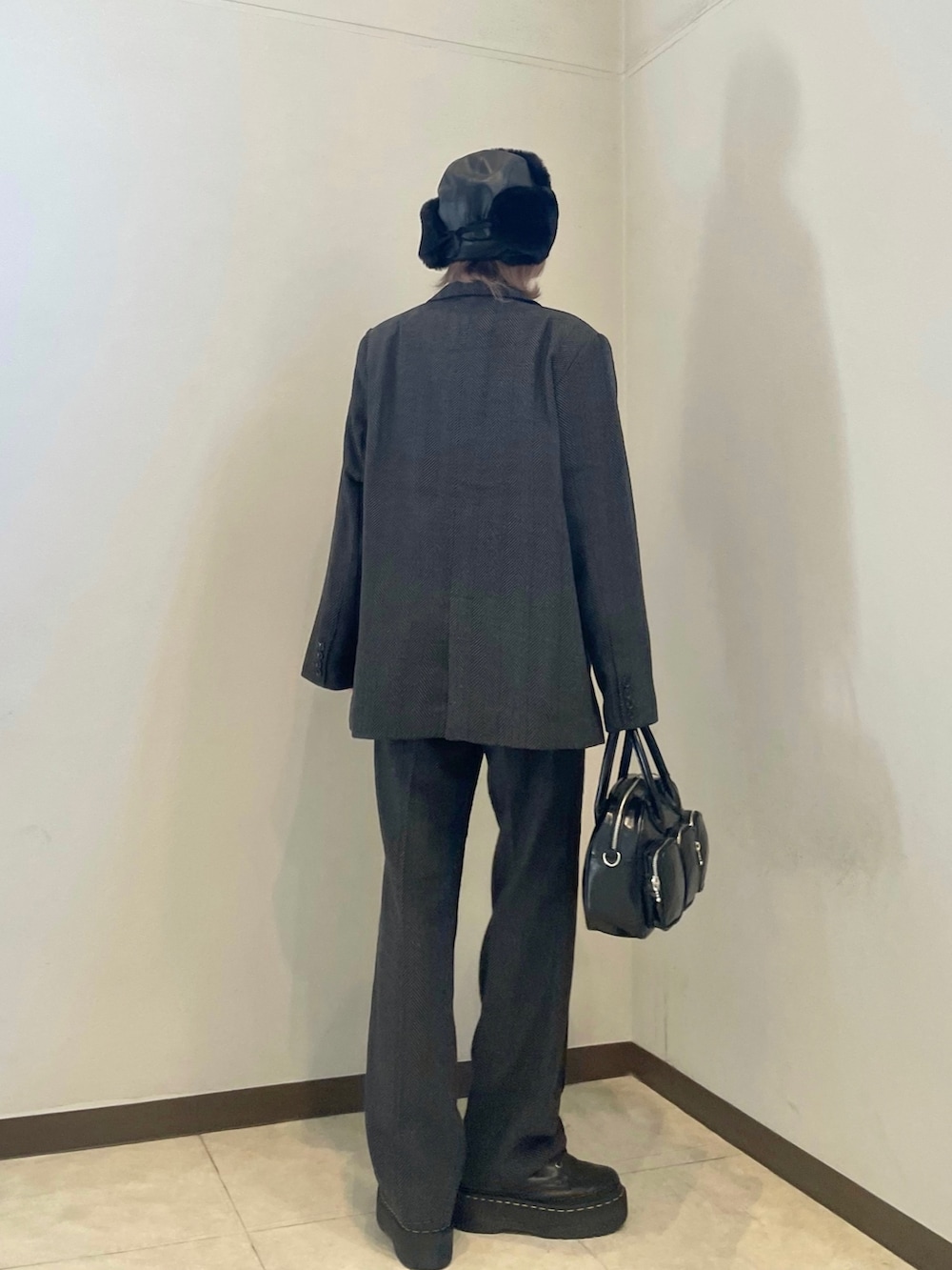 グレー系のテーラードジャケット、グレー系のその他パンツ、ブルー系のシャツ/ブラウスを着用したレディースの秋コーディネートの5枚目の写真