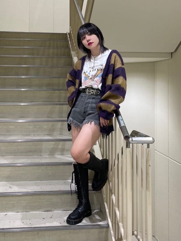 ブラック系のブーツ、ブラック系のデニムパンツ、ホワイト系のTシャツ/カットソーを着用したレディースの夏コーディネートの3枚目の写真
