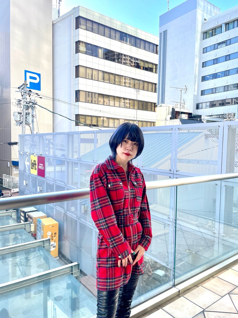 レッド系のワンピース、その他のその他パンツを着用したレディースの冬コーディネートの7枚目の写真