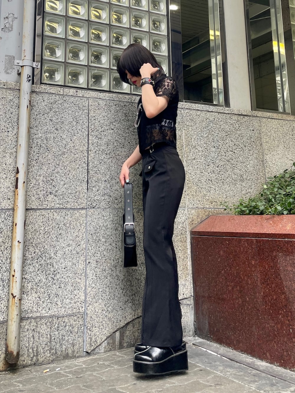 ブラック系のハンドバッグ、ブラック系のサンダル、ブラック系のその他パンツを着用したレディースの春コーディネートの4枚目の写真