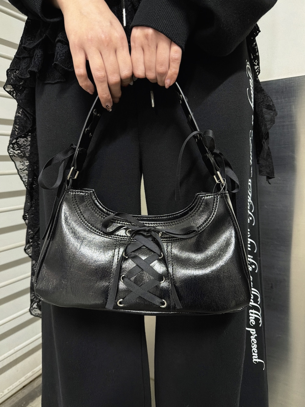 ブラック系のスウェットパンツ、ブラック系のハンドバッグ、ブラック系のスウェットを着用したレディースの冬コーディネートの7枚目の写真