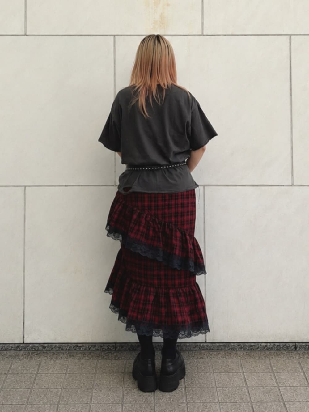 ブラック系のハンドバッグ、ブラック系のローファー、レッド系のワンピースを着用したレディースの夏コーディネートの3枚目の写真