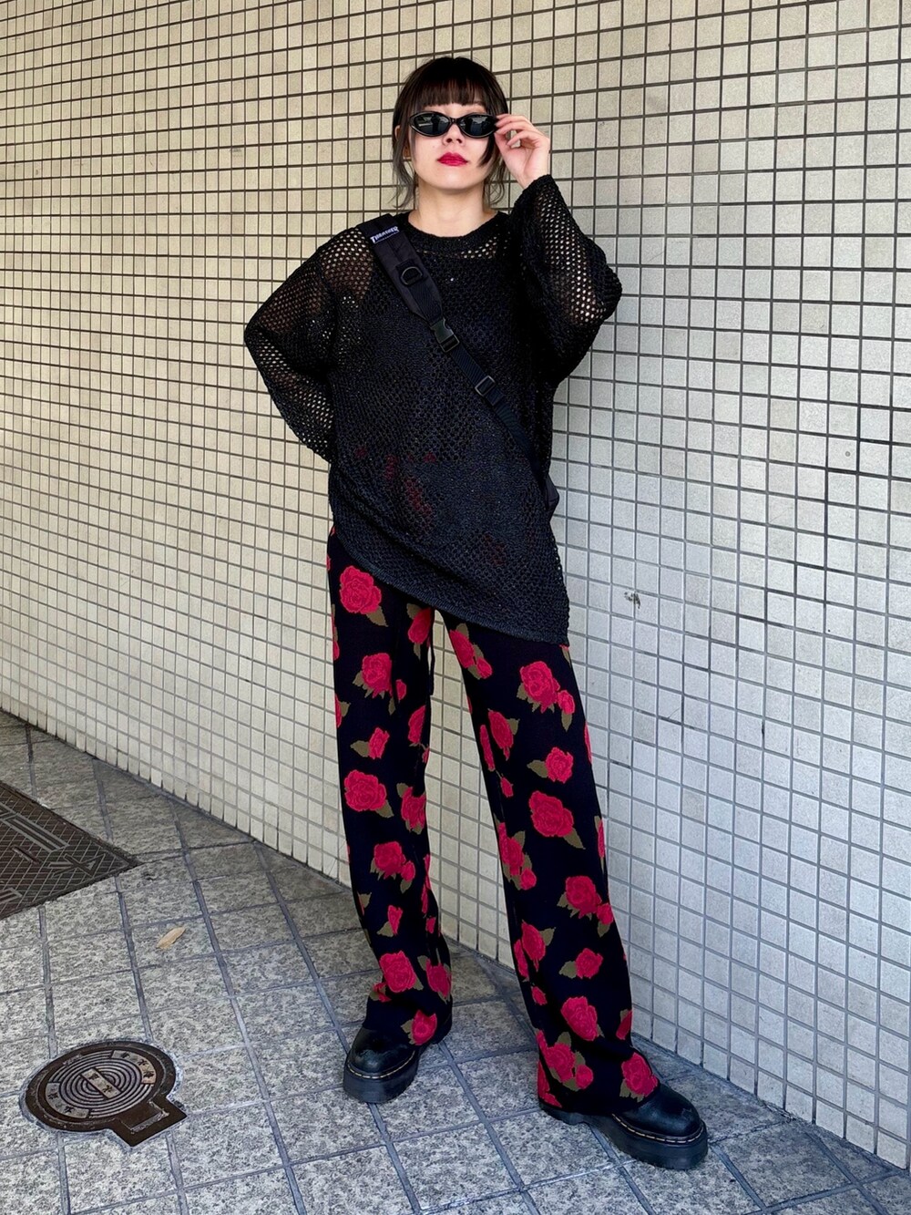 ブラック系のその他パンツ、ブラック系のニット/セーター、ブラック系のバックパック/リュックを着用したレディースの夏コーディネートの2枚目の写真