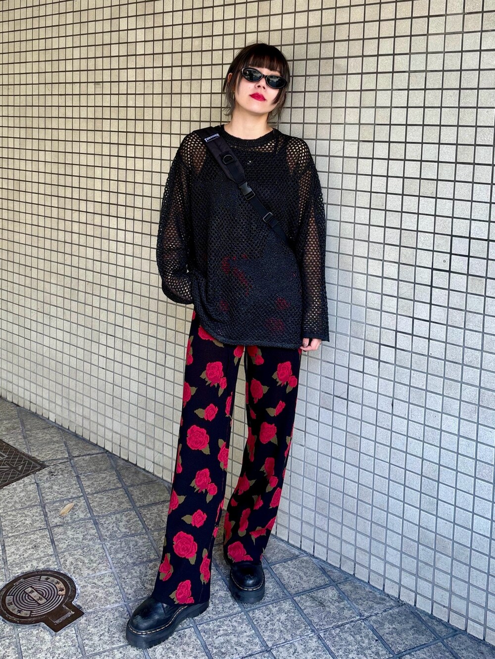 ブラック系のその他パンツ、ブラック系のニット/セーター、ブラック系のバックパック/リュックを着用したレディースの夏コーディネートの3枚目の写真