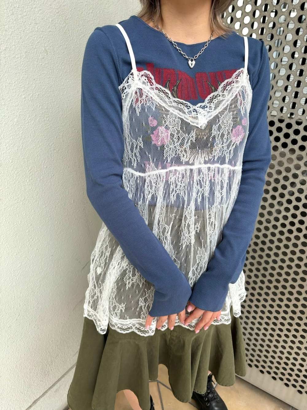 グリーン系のスカート、ブルー系のTシャツ/カットソー、ホワイト系のキャミソールを着用したレディースの冬コーディネートの9枚目の写真