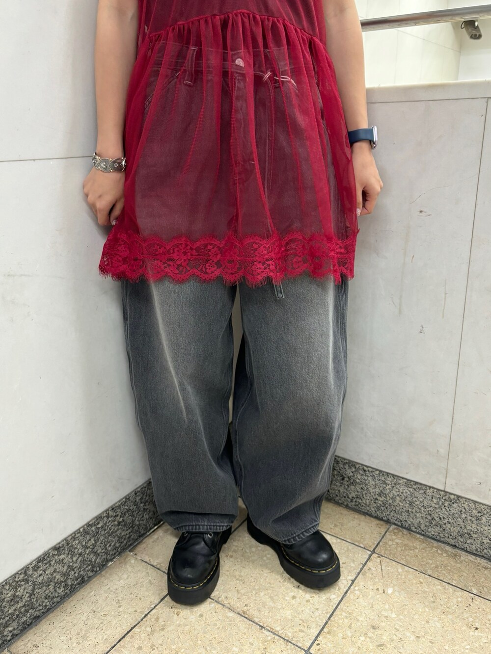 レッド系のTシャツ/カットソー、ブラック系のTシャツ/カットソー、ブラック系のデニムパンツを着用したレディースの夏コーディネートの10枚目の写真