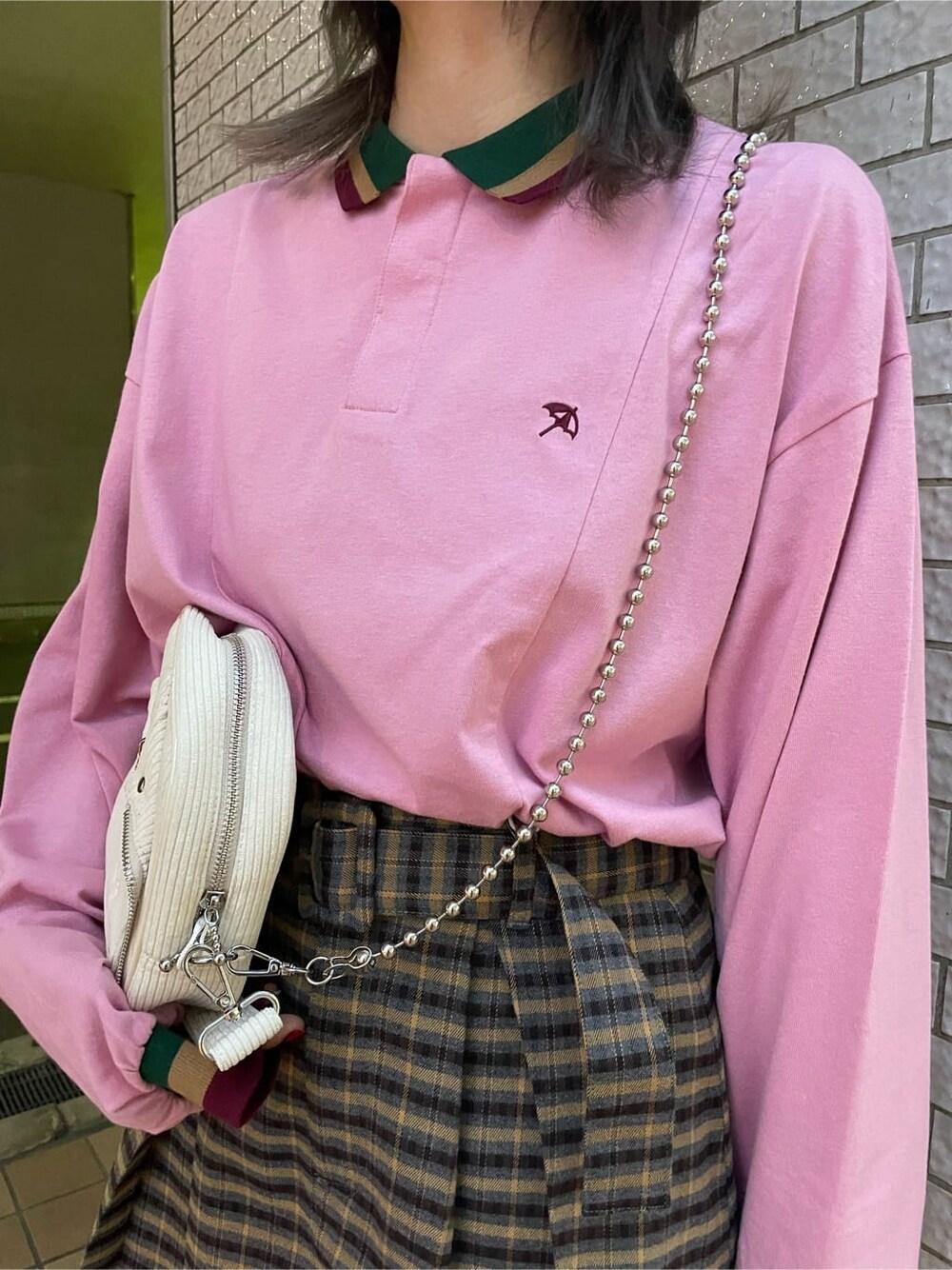 グレー系のその他パンツ、ホワイト系のハンドバッグ、グレー系のその他パンツを着用したレディースの秋コーディネートの8枚目の写真