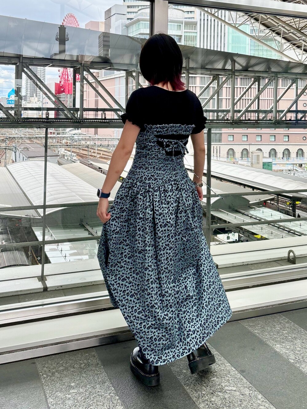 ブラック系のTシャツ/カットソー、ブルー系のワンピース、シルバー系のネックレスを着用したレディースの夏コーディネートの4枚目の写真