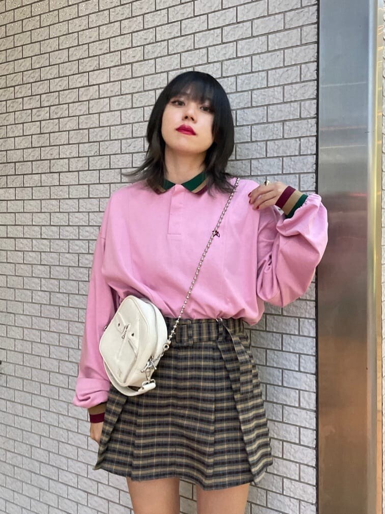 グレー系のその他パンツ、ホワイト系のハンドバッグ、グレー系のその他パンツを着用したレディースの秋コーディネートの3枚目の写真