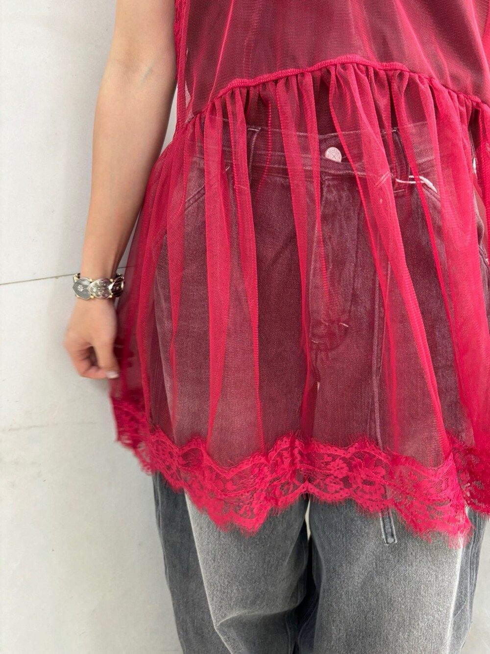 レッド系のTシャツ/カットソー、ブラック系のTシャツ/カットソー、ブラック系のデニムパンツを着用したレディースの夏コーディネートの9枚目の写真