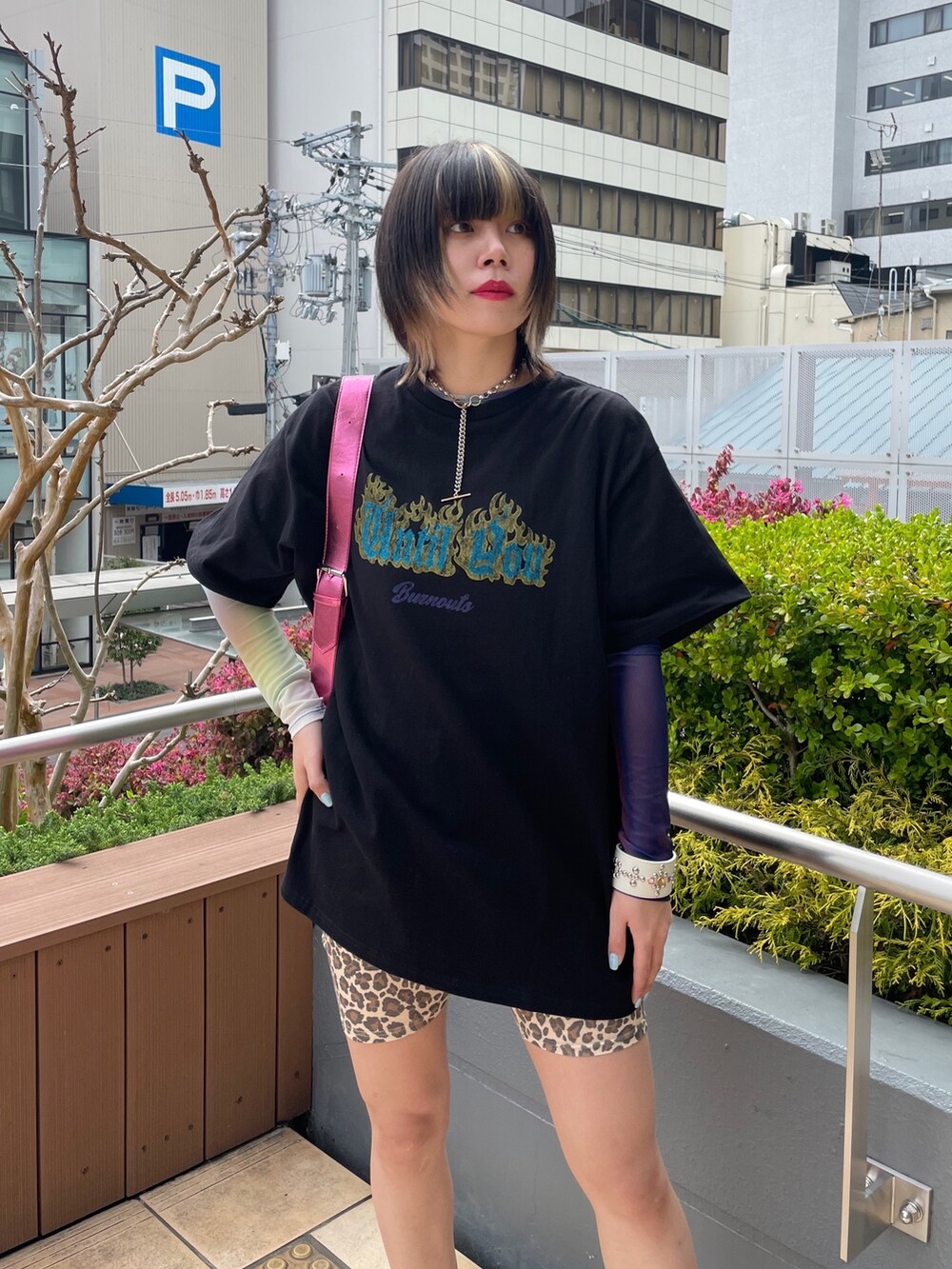 ベージュ系のその他パンツ、ピンク系のショルダーバッグ、ブラック系のTシャツ/カットソーを着用したレディースの春コーディネートの4枚目の写真