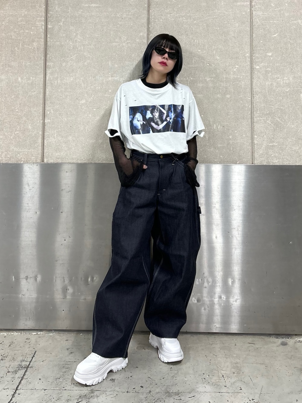 ホワイト系のTシャツ/カットソー、ブラック系のTシャツ/カットソー、ホワイト系のスニーカーを着用したレディースの春コーディネートの2枚目の写真