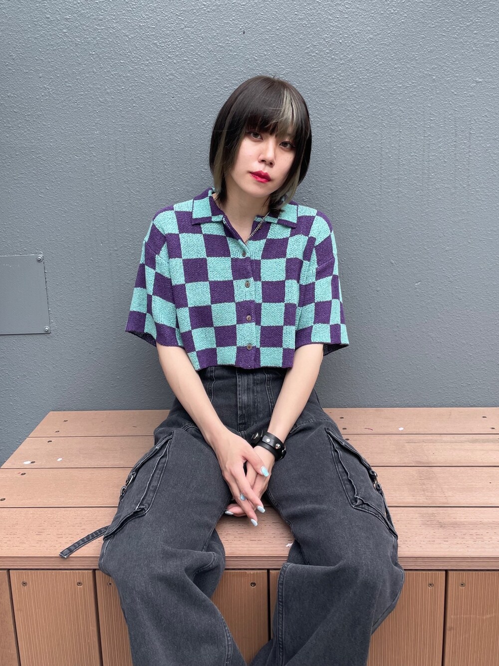 パープル系のカーディガン/ボレロ、ブラック系のカーゴパンツ、ホワイト系のベルトを着用したレディースの春コーディネートの2枚目の写真