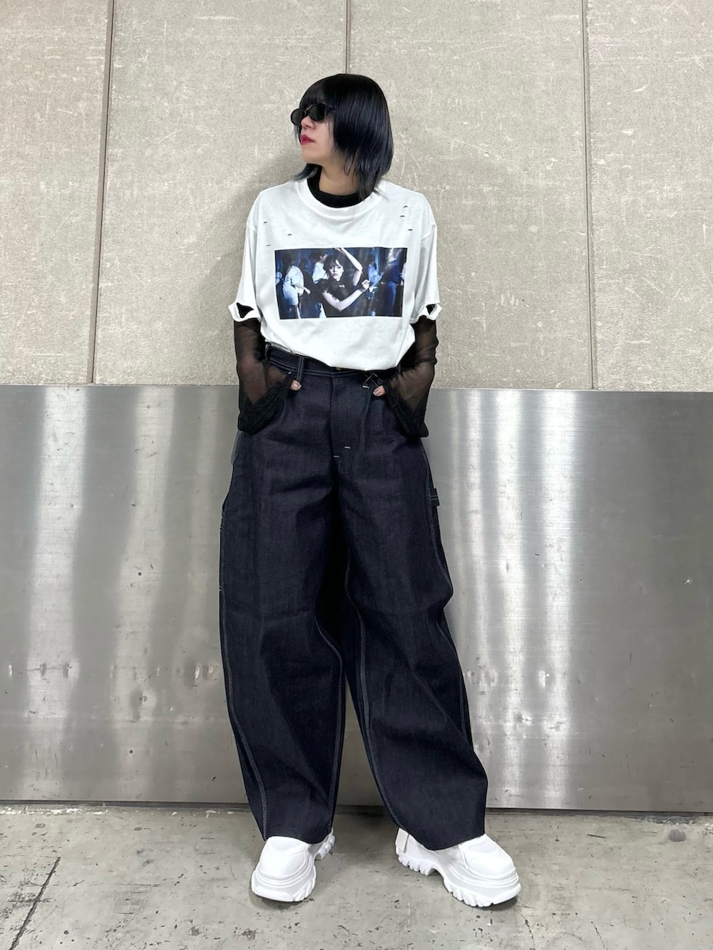 ホワイト系のTシャツ/カットソー、ブラック系のTシャツ/カットソー、ホワイト系のスニーカーを着用したレディースの春コーディネートの3枚目の写真