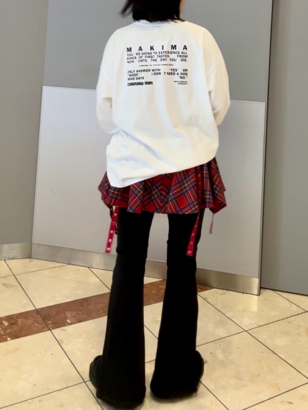 ブラック系のデニムパンツ、レッド系のスカート、ホワイト系のTシャツ/カットソーを着用したレディースの秋コーディネートの8枚目の写真