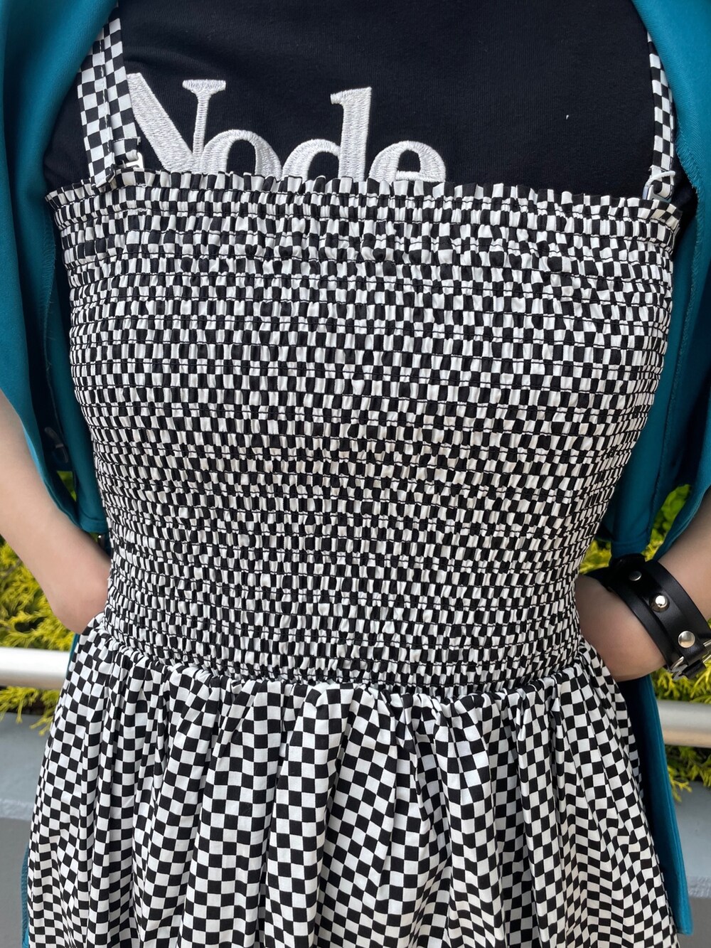 ブルー系のテーラードジャケット、ブラック系のTシャツ/カットソー、その他のワンピースを着用したレディースの春コーディネートの8枚目の写真