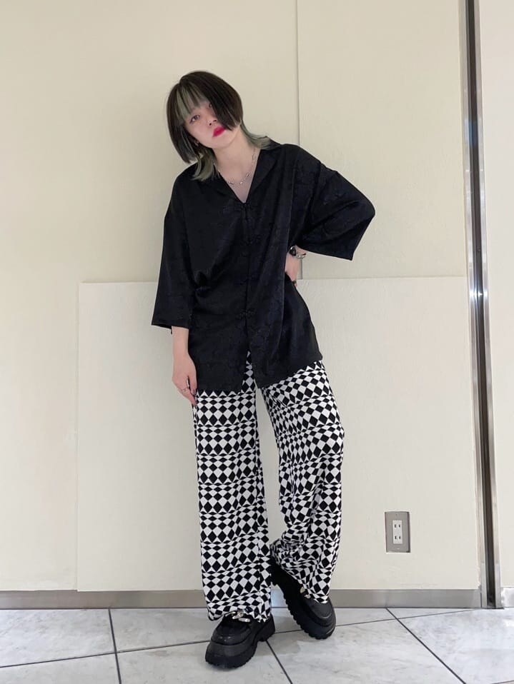 その他のその他パンツ、ブラック系のその他シューズ、ブラック系のキャミソールを着用したレディースの春コーディネートの2枚目の写真