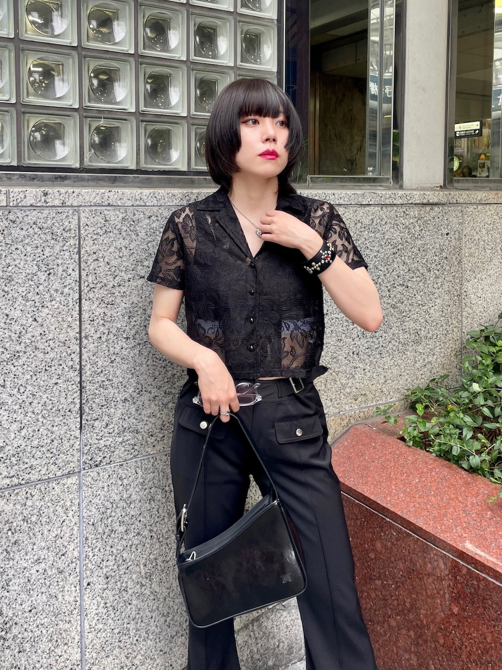 ブラック系のハンドバッグ、ブラック系のサンダル、ブラック系のその他パンツを着用したレディースの春コーディネートの8枚目の写真