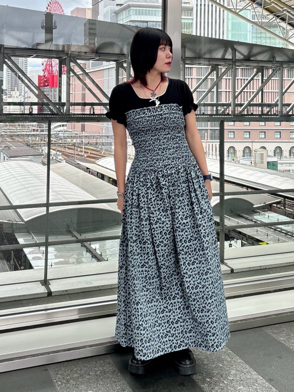 ブラック系のTシャツ/カットソー、ブルー系のワンピース、シルバー系のネックレスを着用したレディースの夏コーディネートの3枚目の写真