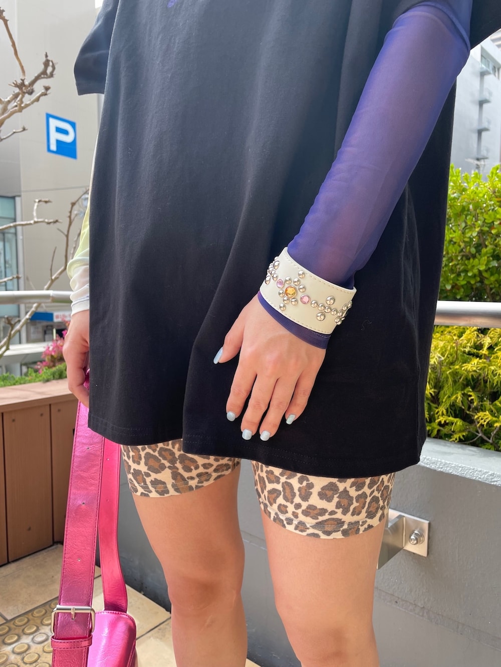 ベージュ系のその他パンツ、ピンク系のショルダーバッグ、ブラック系のTシャツ/カットソーを着用したレディースの春コーディネートの8枚目の写真