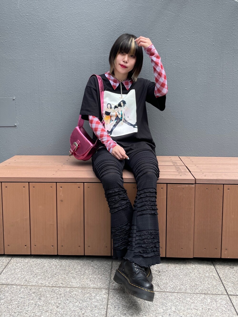 ブラック系のTシャツ/カットソー、ブラック系のその他パンツ、レッド系のシャツ/ブラウスを着用したレディースの春コーディネートの3枚目の写真