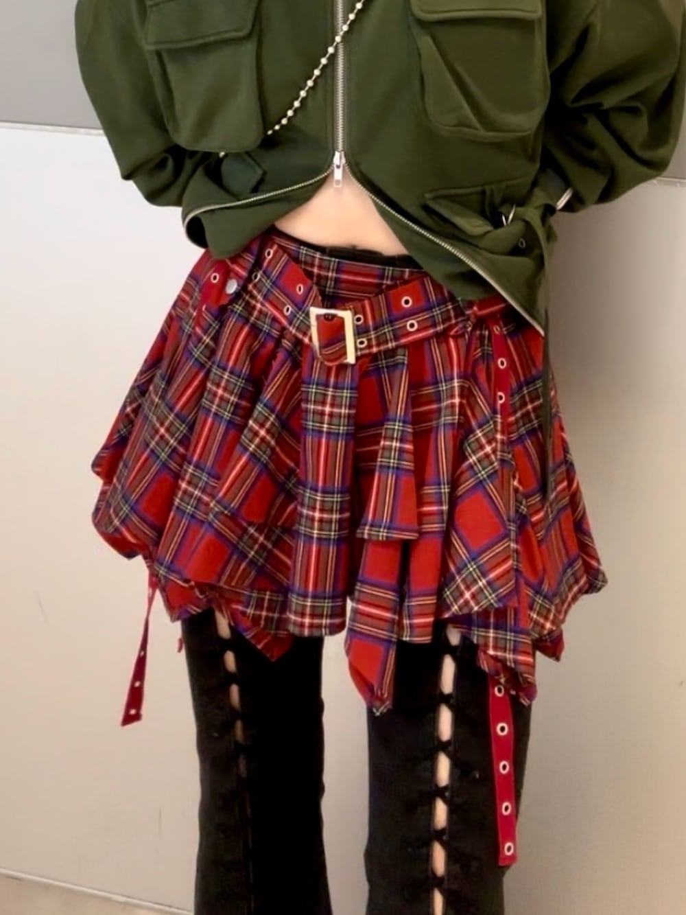 ブラック系のハンドバッグ、ブラック系のデニムパンツ、グリーン系のパーカーを着用したレディースの秋コーディネートの9枚目の写真