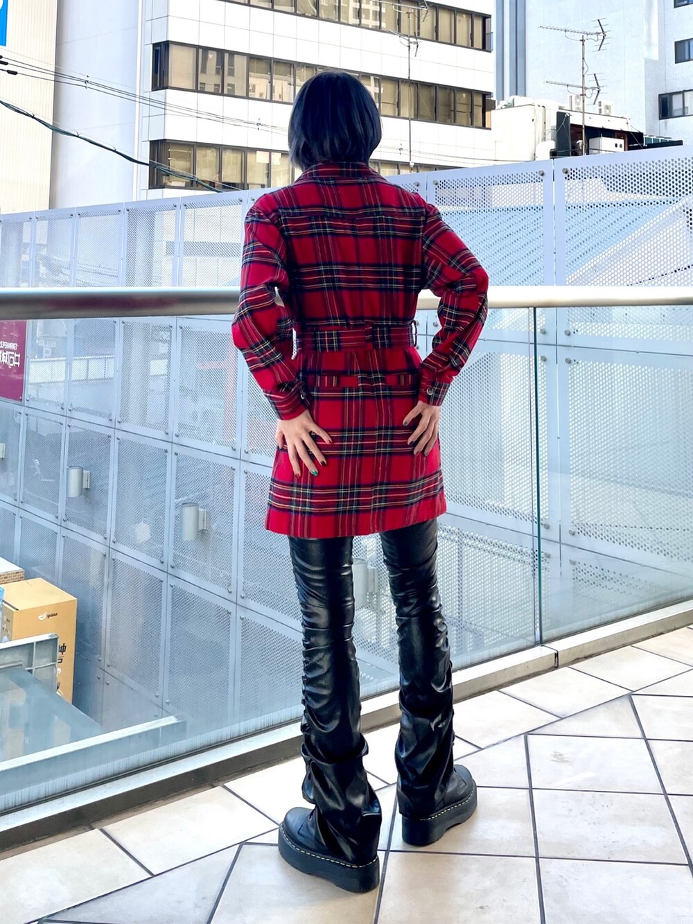 レッド系のワンピース、その他のその他パンツを着用したレディースの冬コーディネートの4枚目の写真