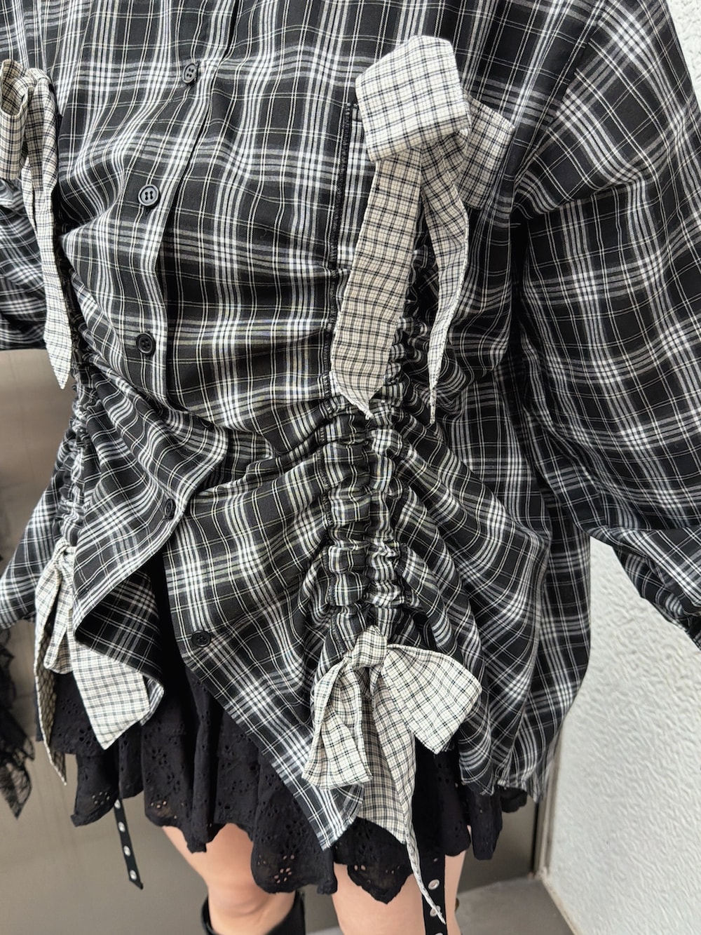 ブラック系のシャツ/ブラウス、ブルー系のトートバッグ、ブラック系のブーツを着用したレディースの冬コーディネートの7枚目の写真