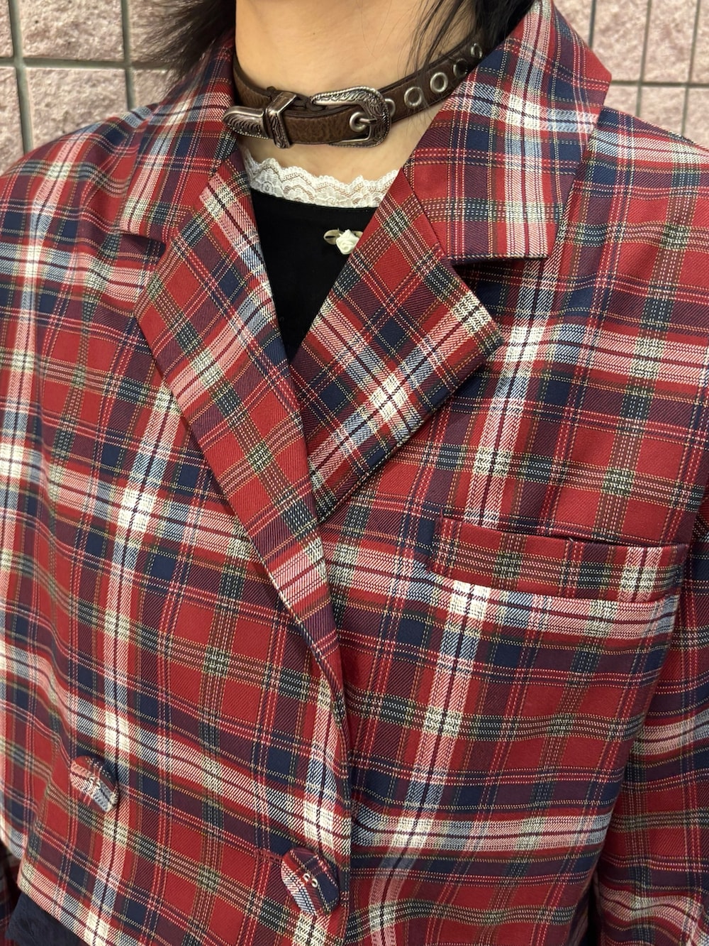 レッド系のスカート、レッド系のテーラードジャケット、ブラック系のTシャツ/カットソーを着用したレディースの冬コーディネートの5枚目の写真