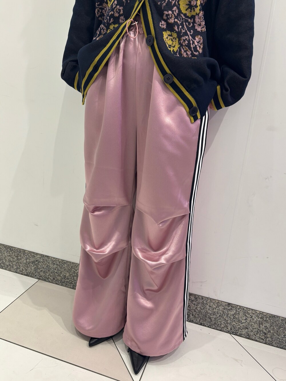 ピンク系のその他パンツ、ブルー系のニット/セーター、ブラック系のTシャツ/カットソーを着用したレディースの冬コーディネートの7枚目の写真