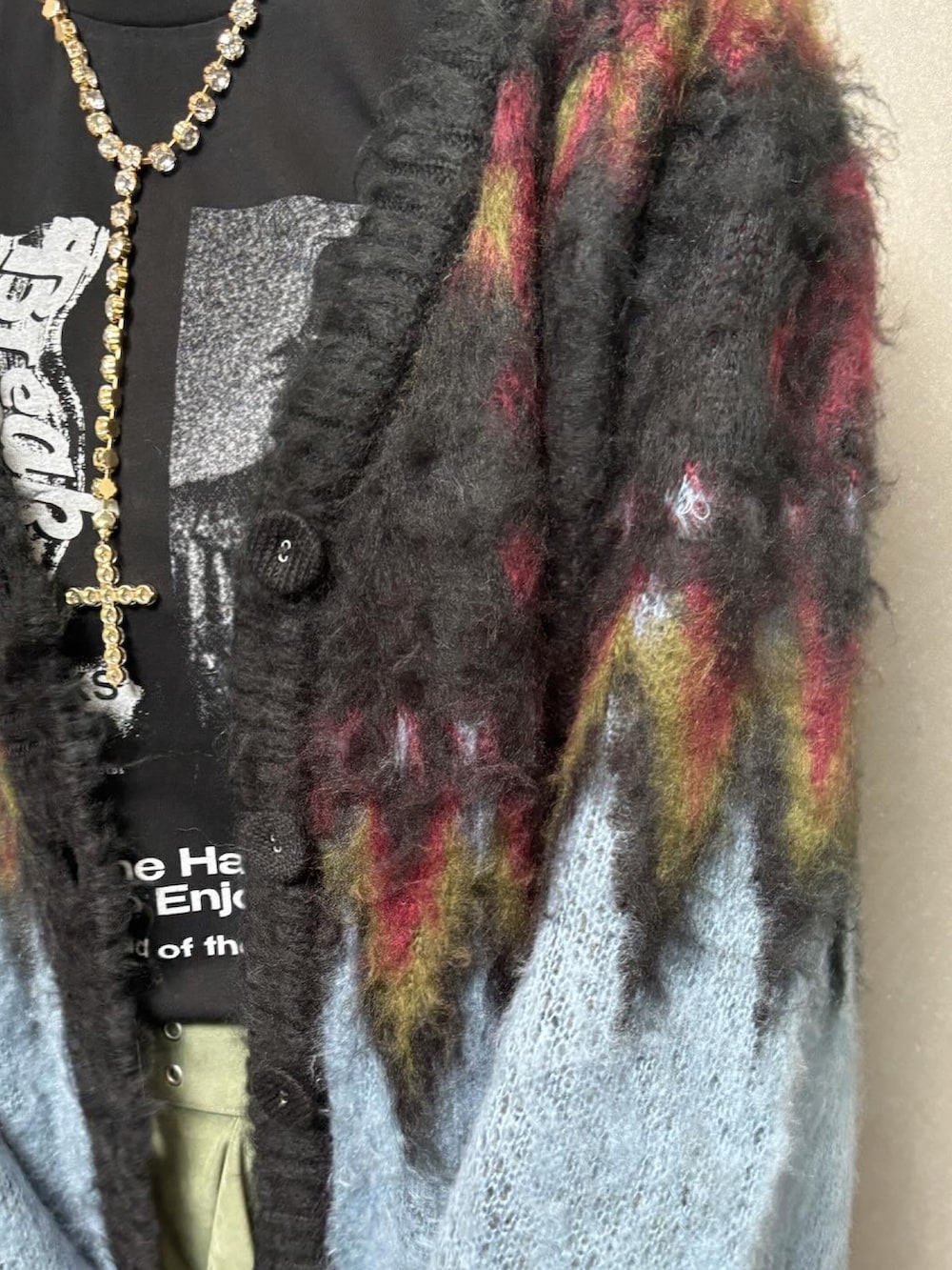 ブラック系のTシャツ/カットソー、ブラック系のカーディガン/ボレロ、グリーン系のスカートを着用したレディースの秋コーディネートの5枚目の写真