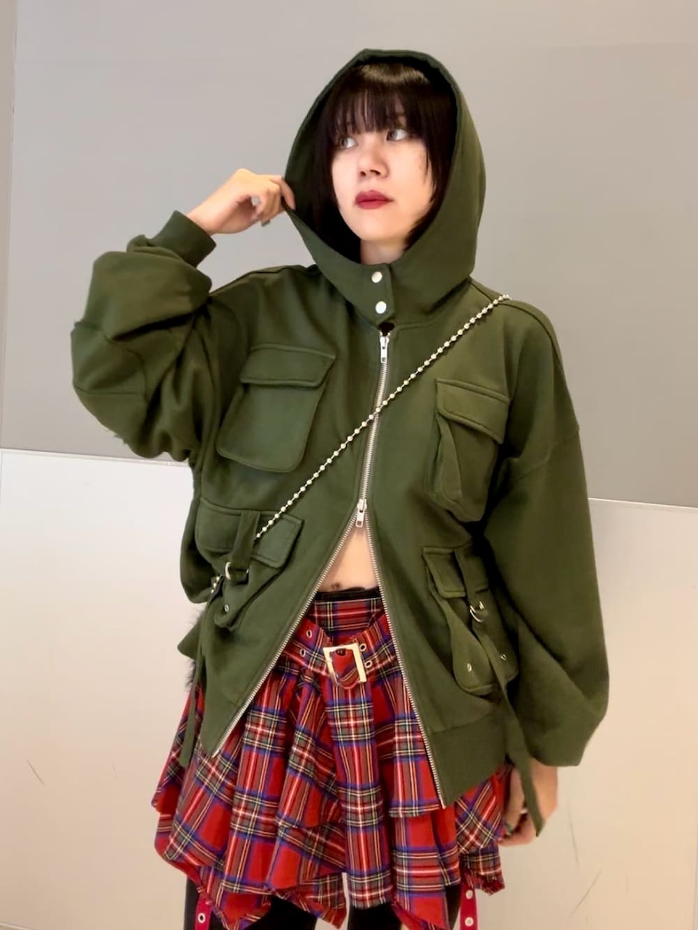 ブラック系のハンドバッグ、ブラック系のデニムパンツ、グリーン系のパーカーを着用したレディースの秋コーディネートの8枚目の写真