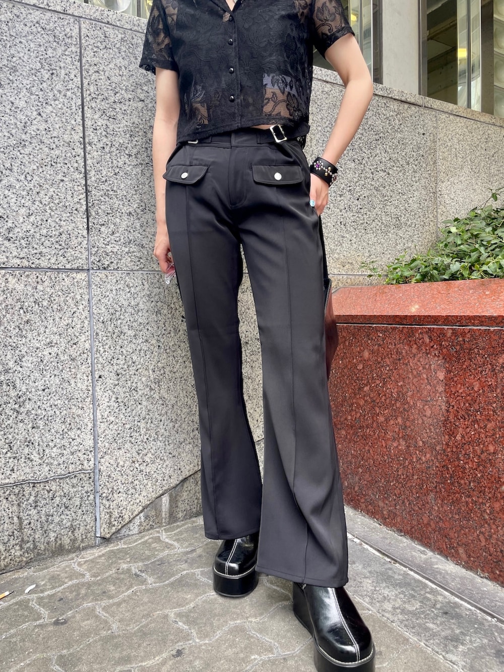 ブラック系のハンドバッグ、ブラック系のサンダル、ブラック系のその他パンツを着用したレディースの春コーディネートの9枚目の写真