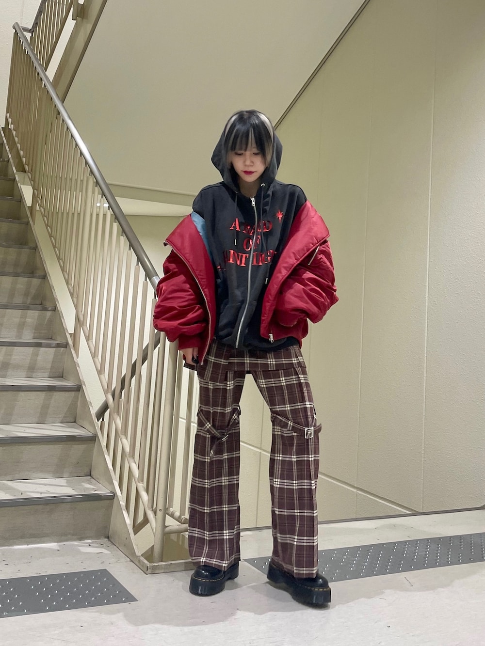 「ライダースジャケット、MA-1、アウター、パーカーコーデ、チェックパンツ、ストリート、ストリートMIX、パンク」｜「jouetieのスカートレイヤードフレアパンツ（その他パンツ、ブラウン系）」を使った、HIKARU さん（レディース・161cm）の秋コーディネートの9枚目の写真