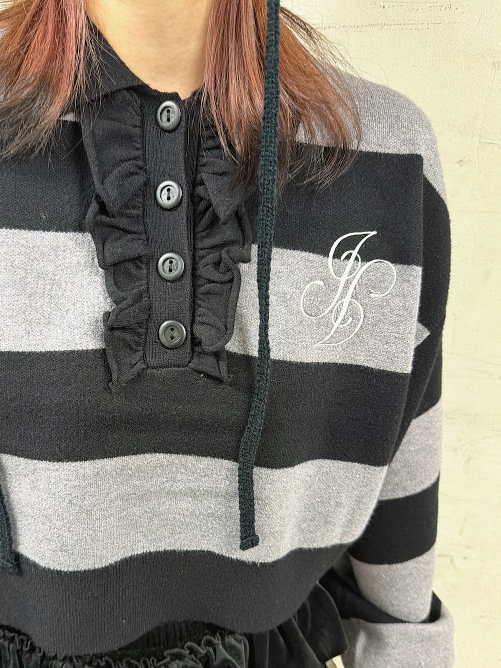 ブラック系のスカート、その他のニット/セーター、ブラック系のブーツを着用したレディースの秋コーディネートの9枚目の写真