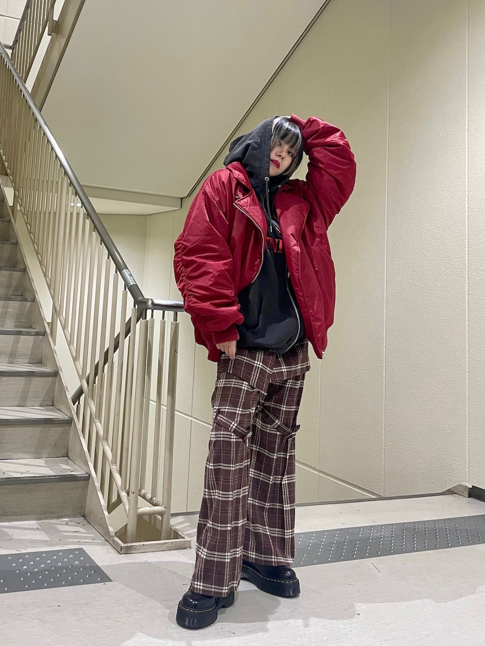 「ライダースジャケット、MA-1、アウター、パーカーコーデ、チェックパンツ、ストリート、ストリートMIX、パンク」｜「jouetieのスカートレイヤードフレアパンツ（その他パンツ、ブラウン系）」を使った、HIKARU さん（レディース・161cm）の秋コーディネートの4枚目の写真