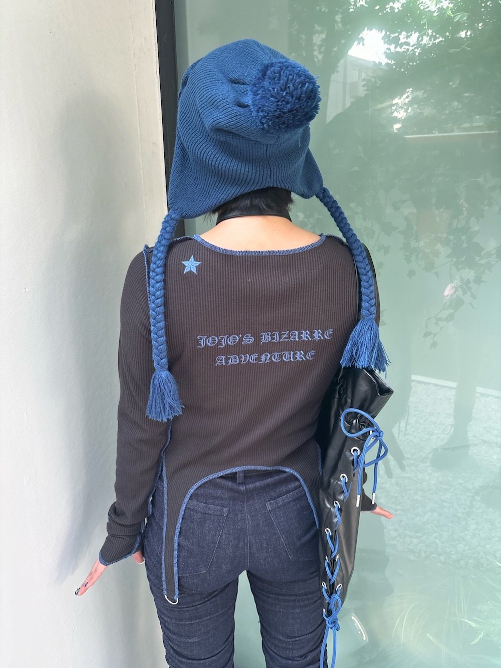 ブラック系のトートバッグ、ブルー系のデニムパンツ、ブラック系のTシャツ/カットソーを着用したレディースの秋コーディネートの7枚目の写真