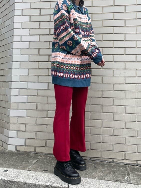 ブルー系のニット/セーター、レッド系のその他パンツ、シルバー系のネックレスを着用したレディースの秋コーディネートの5枚目の写真