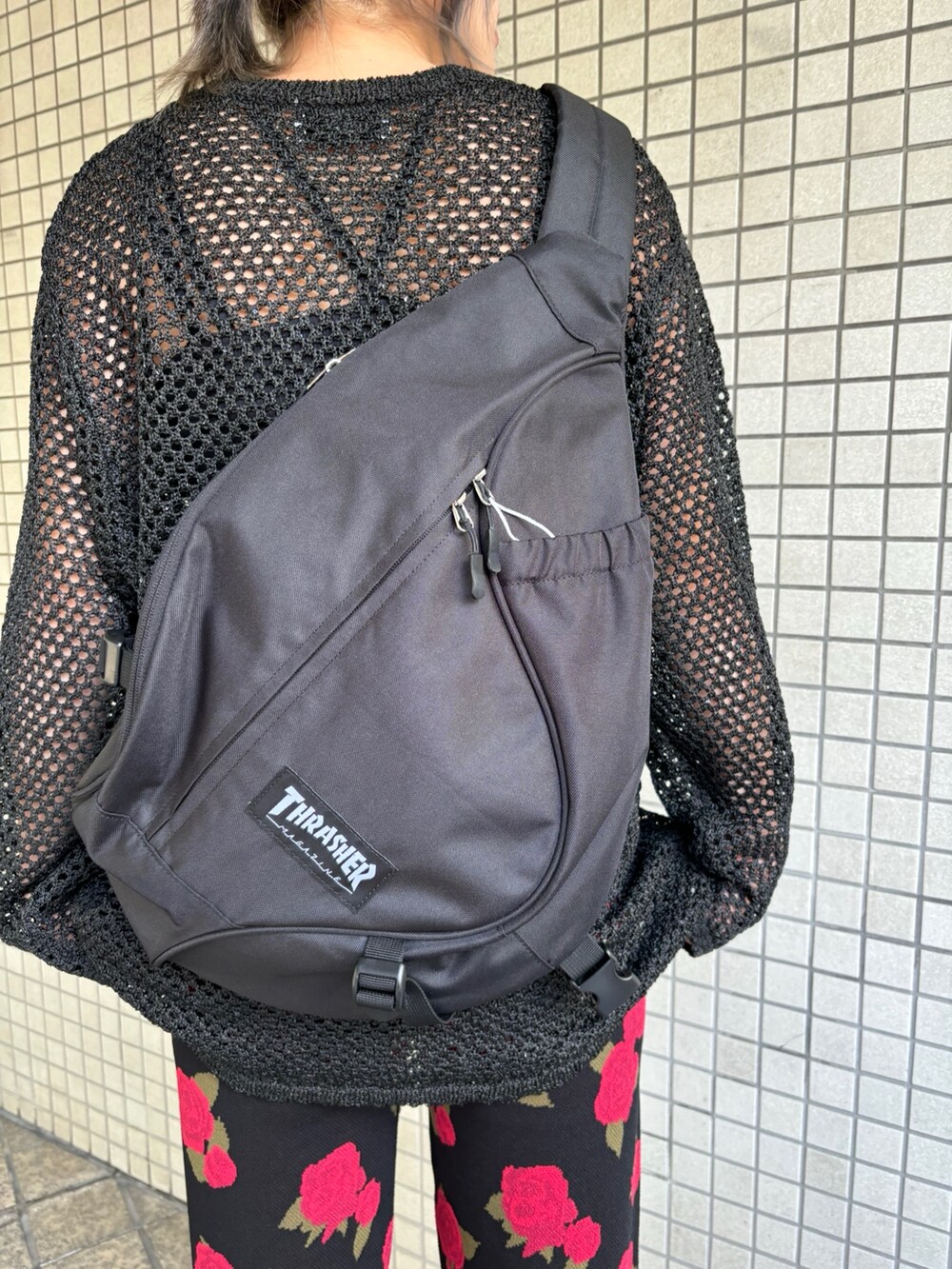 ブラック系のその他パンツ、ブラック系のニット/セーター、ブラック系のバックパック/リュックを着用したレディースの夏コーディネートの9枚目の写真