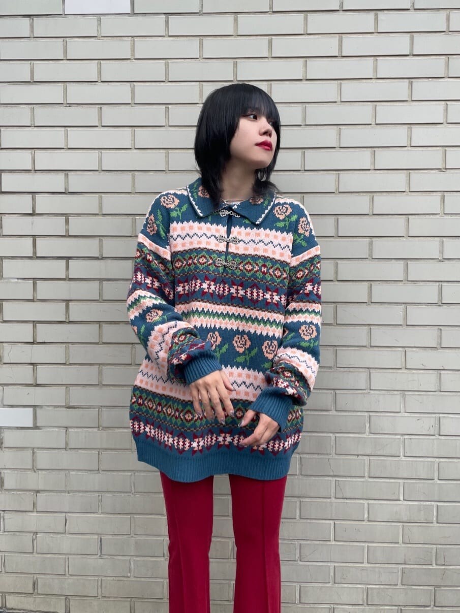 ブルー系のニット/セーター、レッド系のその他パンツ、シルバー系のネックレスを着用したレディースの秋コーディネートの2枚目の写真