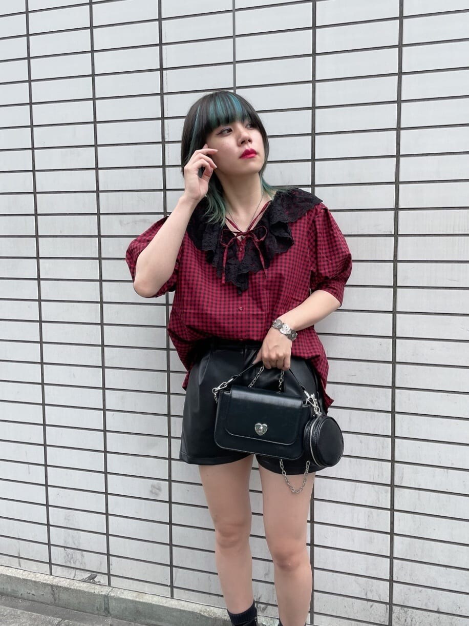 ブラック系のその他パンツ、レッド系のシャツ/ブラウス、ブラック系のハンドバッグを着用したレディースの夏コーディネートの2枚目の写真