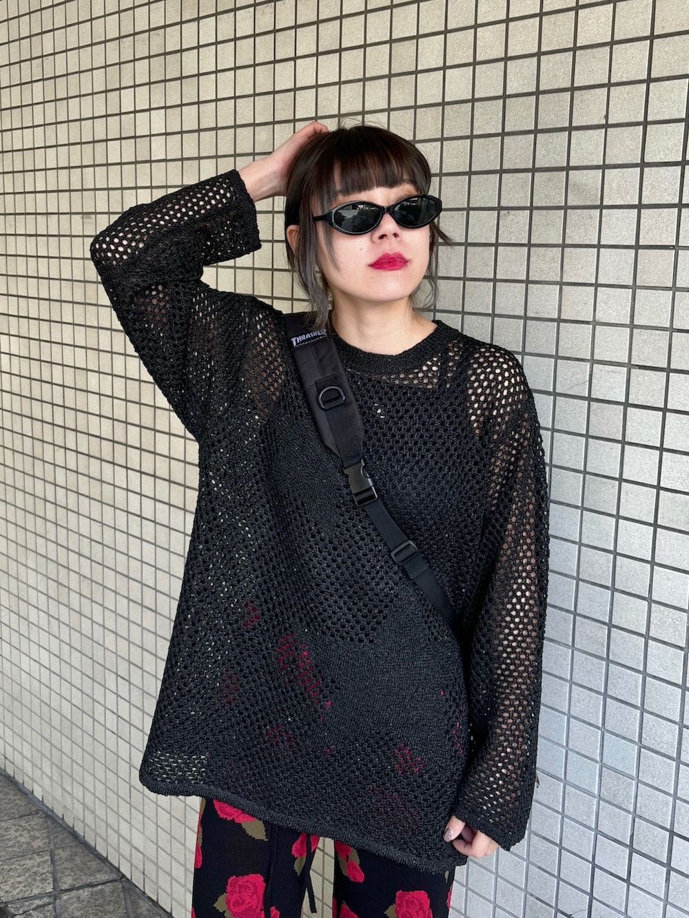 ブラック系のその他パンツ、ブラック系のニット/セーター、ブラック系のバックパック/リュックを着用したレディースの夏コーディネートの5枚目の写真