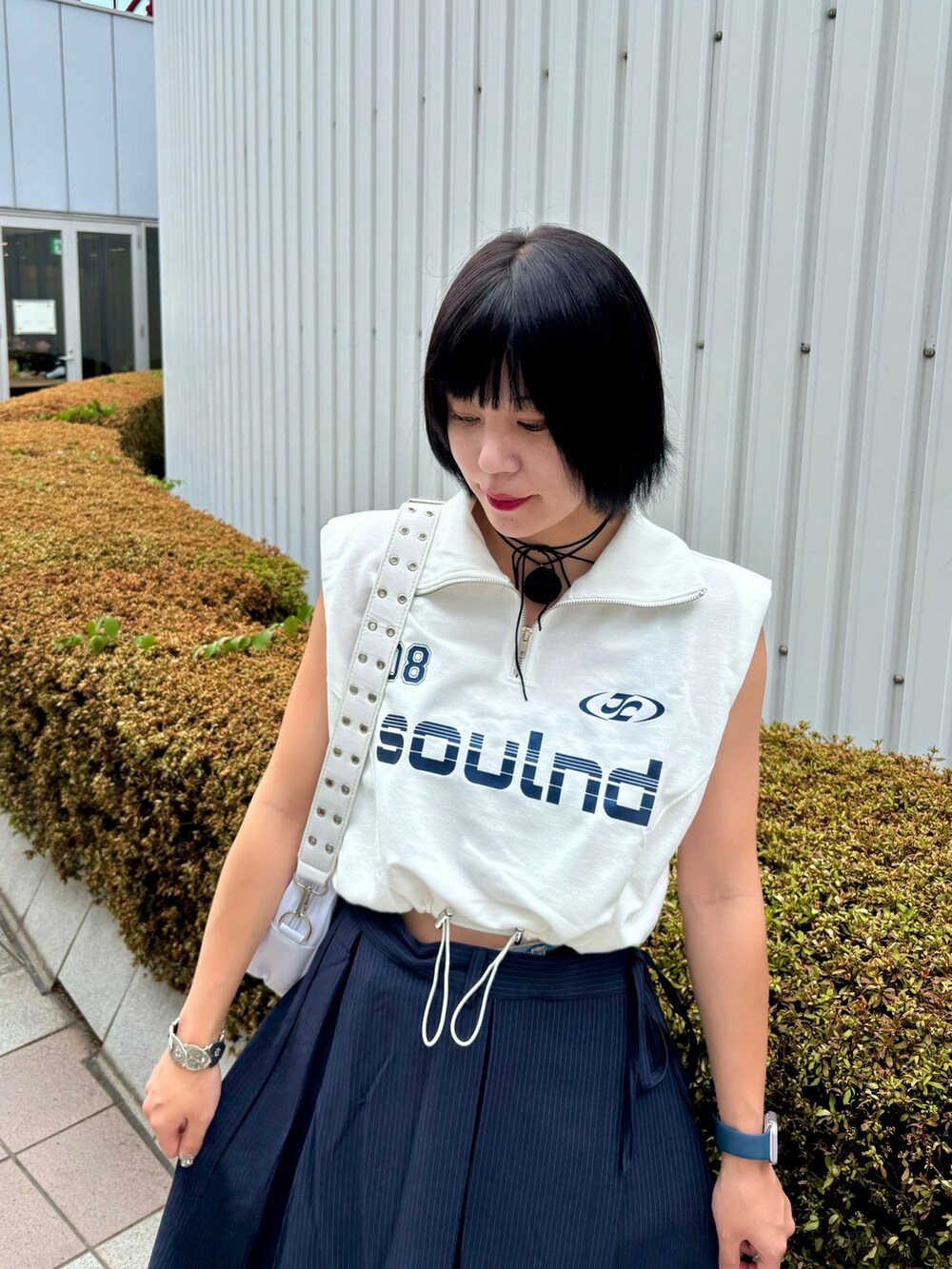 ブルー系のスカート、ホワイト系のショルダーバッグ、ホワイト系のTシャツ/カットソーを着用したレディースの夏コーディネートの5枚目の写真