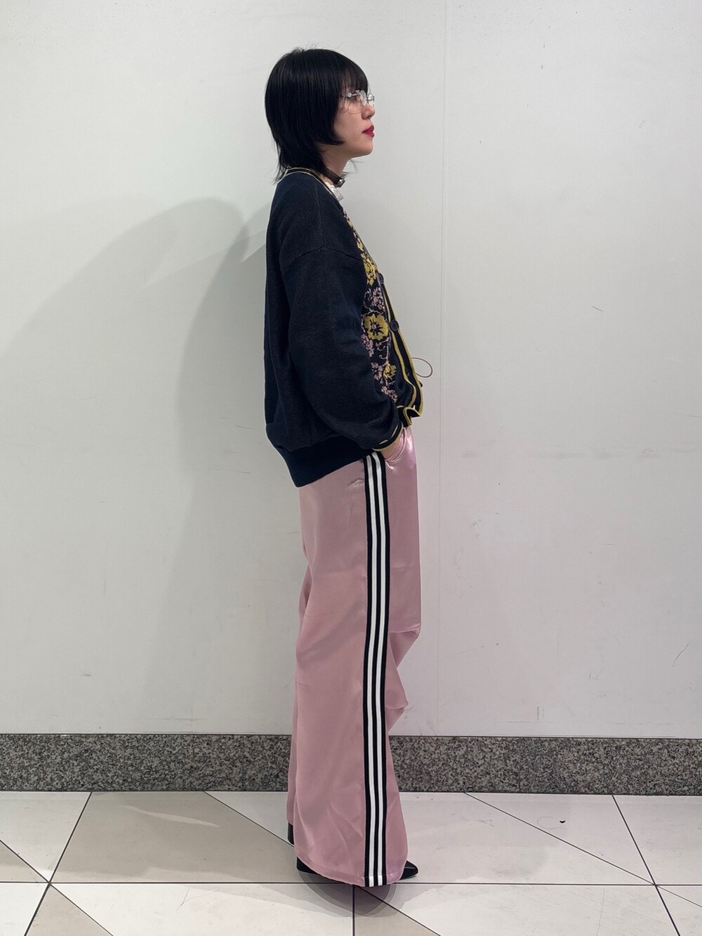 ピンク系のその他パンツ、ブルー系のニット/セーター、ブラック系のTシャツ/カットソーを着用したレディースの冬コーディネートの2枚目の写真